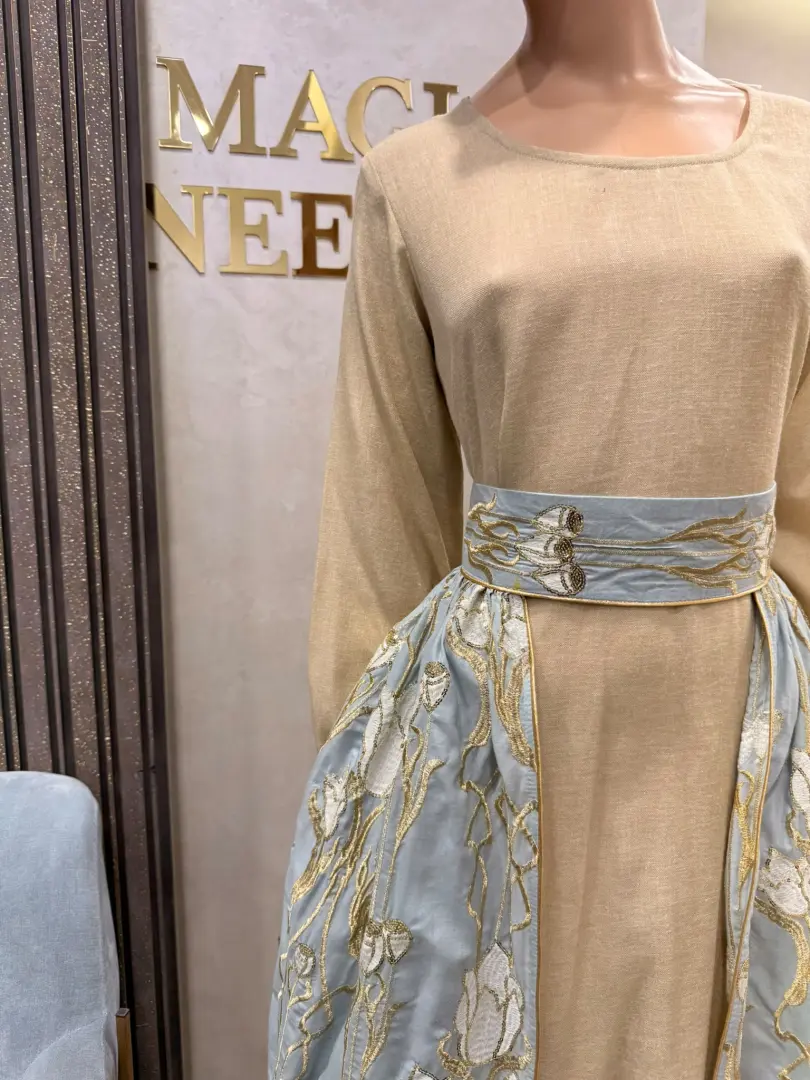 جلابية لينن مع تنورة رصاصية مطرزة